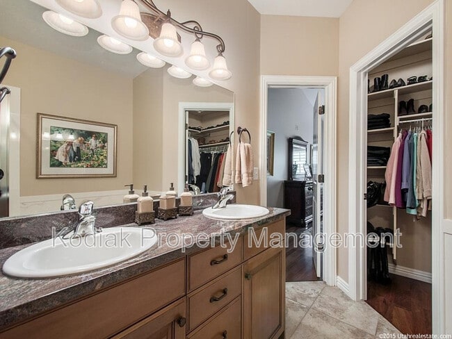 Building Photo - 637 Edgewood Dr