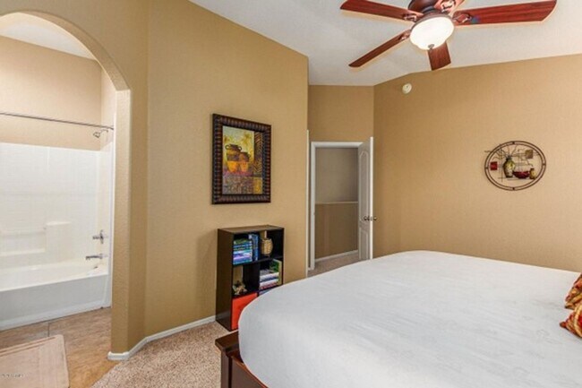 Building Photo - 2 Bedroom, 2.5 Bath Townhome Available NOW!