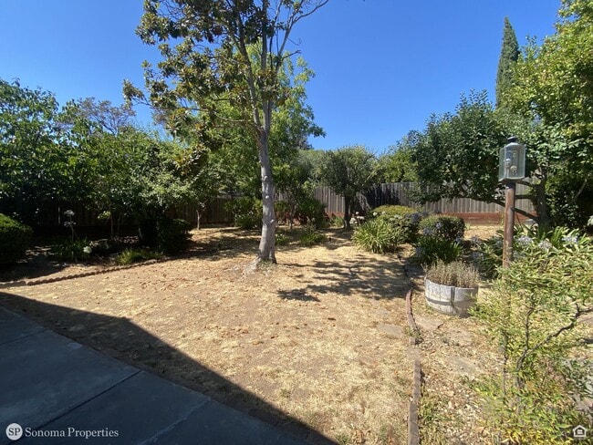 Building Photo - 3bd/2ba Single-Level Home - Close to Downt...