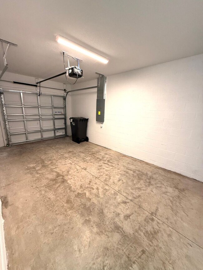 Building Photo - 3-Bed/ 2.5- Bath Modern Townhouse in Lakew...