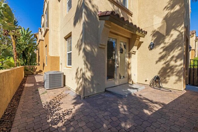 Building Photo - 4 Bed 2.5 Bath Townhome w/ Attached 2-Car ...