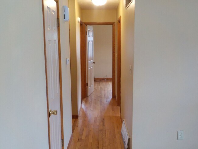 Building Photo - 909 Highland Dr