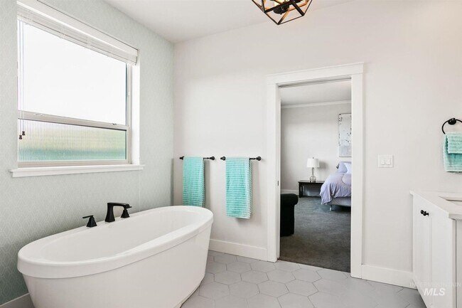 Building Photo - Stunning Modern Home Near NE Foothills | Mountain Views | Designer Finishes