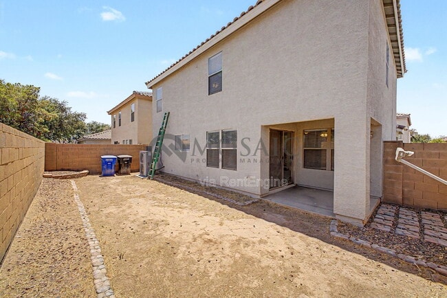 Building Photo - 2232 E Spruce Dr
