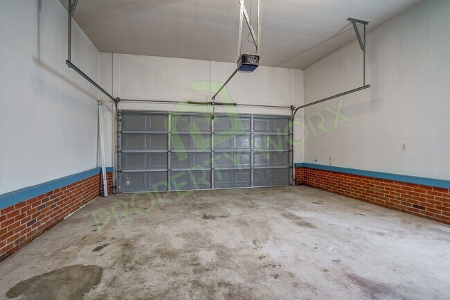 Building Photo - Executive Style Rental in Red Oak