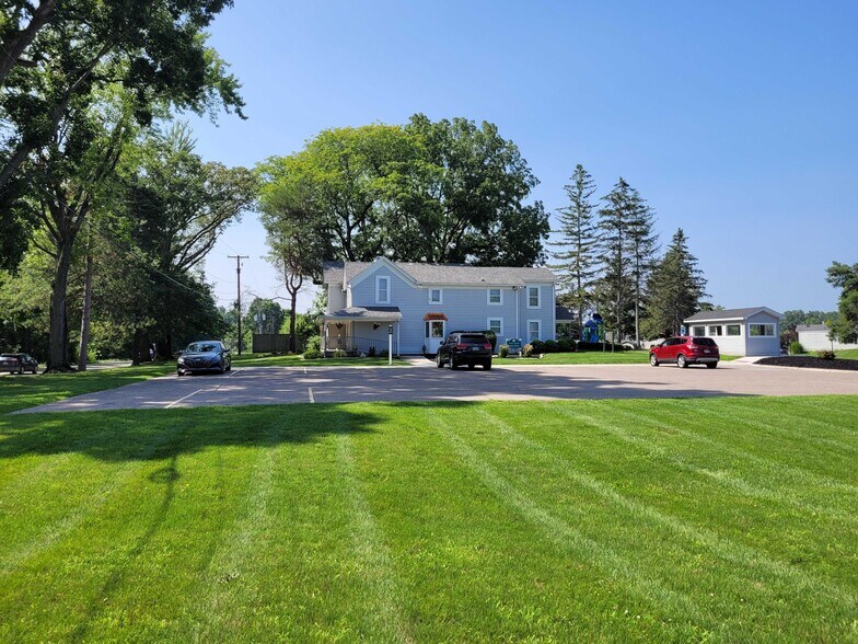 Building Photo - 15621 Pine Ridge Dr