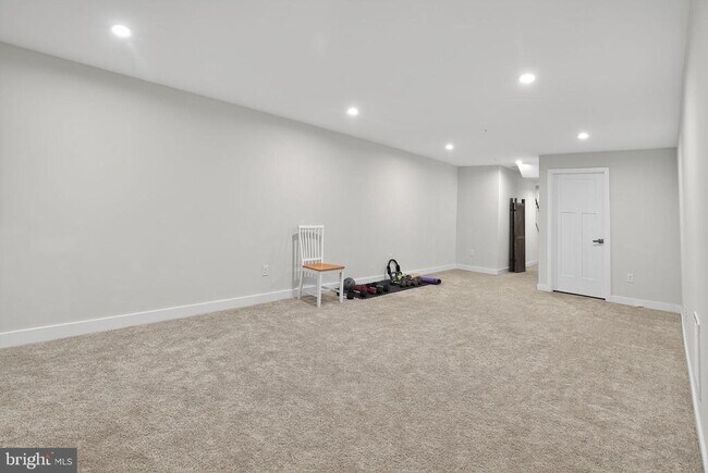 Building Photo - 701 Cascade Way