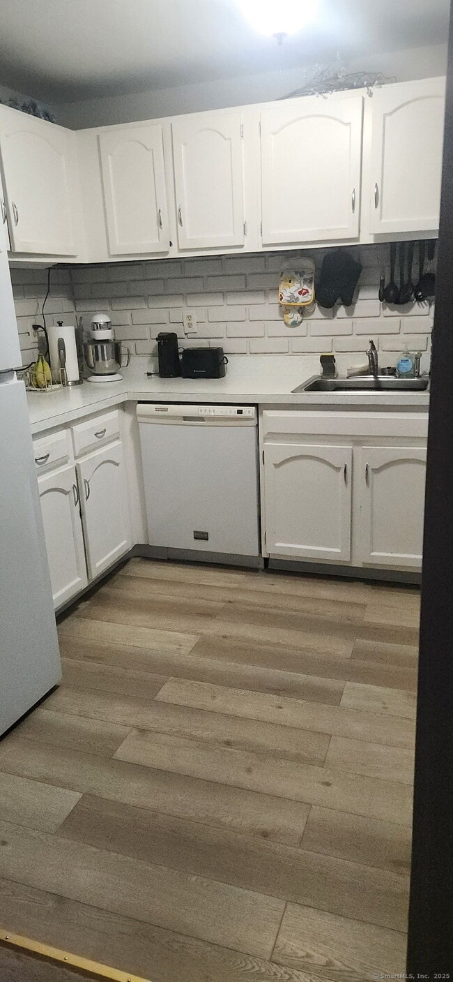 Building Photo - 804 Blackstone Vlg