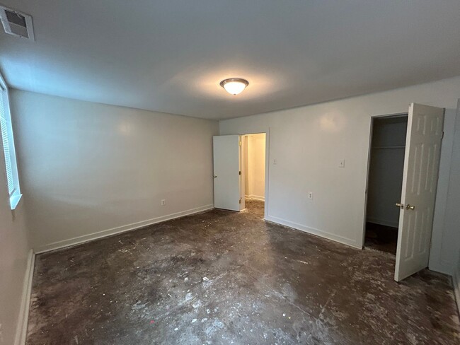 Building Photo - Spacious 2 Bed 2 Bath House with Storage /...