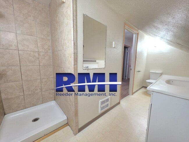 Building Photo - Charming 4-Bedroom