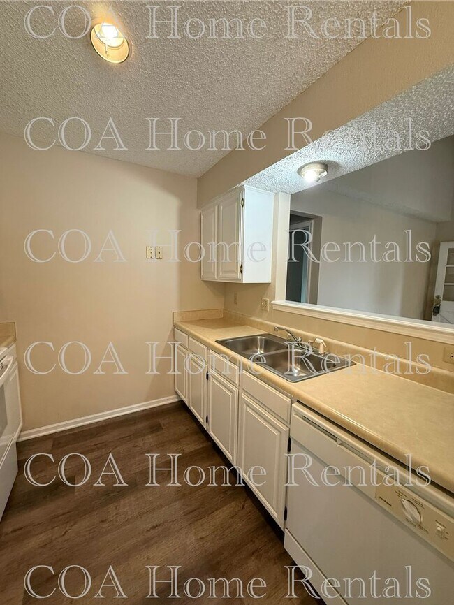 Building Photo - South East side Apartment