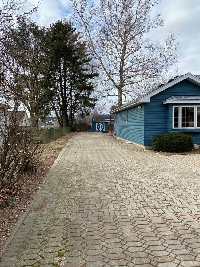 Building Photo - 558 Beachview Dr