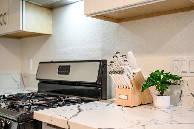 Building Photo - 734 Claraday St