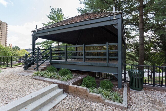 Building Photo - 307 Yoakum Pkwy