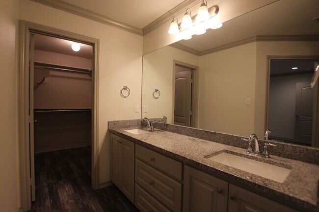 Building Photo - Beautiful 3 Bedroom 2 Bathroom Townhouse i...