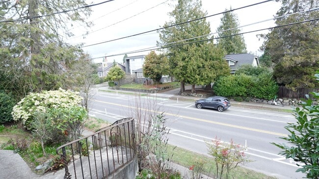 Building Photo - Cozy, Fully Furnished Roosevelt Shared Living Space