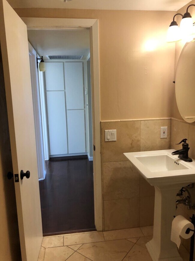 Building Photo - Great 2 bedroom condo, all utilities included, walking distance to Naval Postgraduate School and MPC
