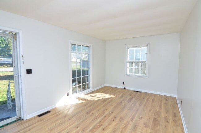 Building Photo - Quaint Charlotte Park Home