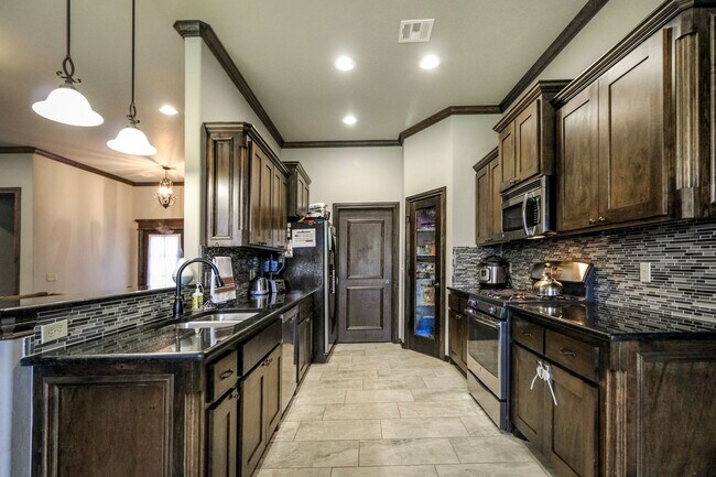 Building Photo - Perfect 4 bed, 2 bath, 3 car in The Grove/Deer Creek