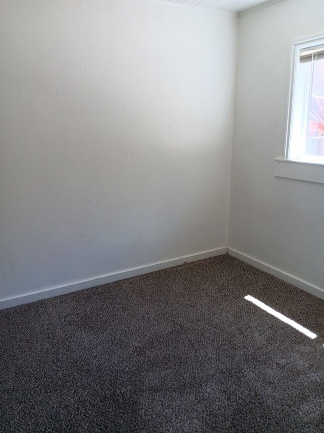 Building Photo - Small Two Bedroom House