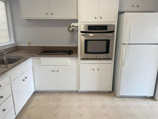 Building Photo - 1st Floor 2Bd / 1Ba  Flat With Garage Parking