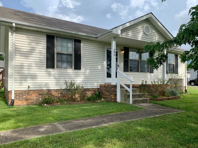 Primary Photo - Conveniently Located! Cute home with 3 bed...