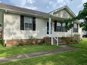 Building Photo - Conveniently Located! Cute home with 3 bed...