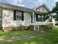 Building Photo - Conveniently Located! Cute home with 3 bed...