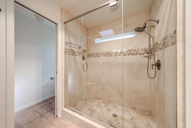 Building Photo - Scottsdale Country Club Living!