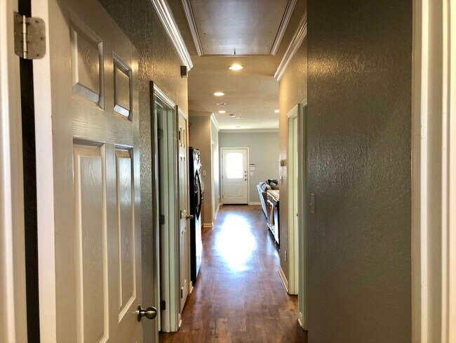 Building Photo - 3BR/3BA House Near Campus