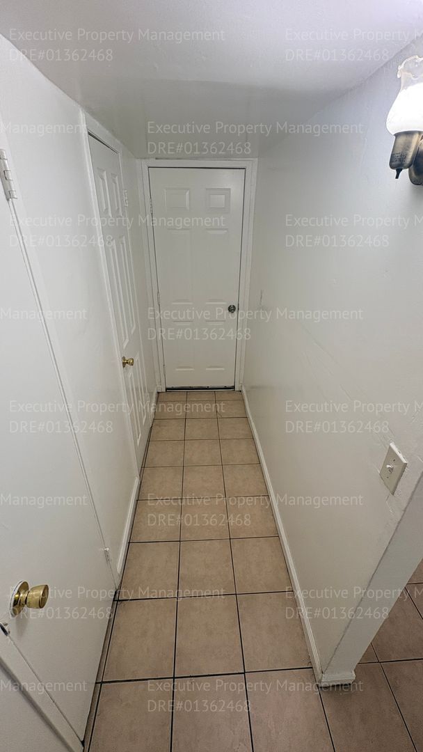 Building Photo - 2 bedroom 1.5 bathroom townhome