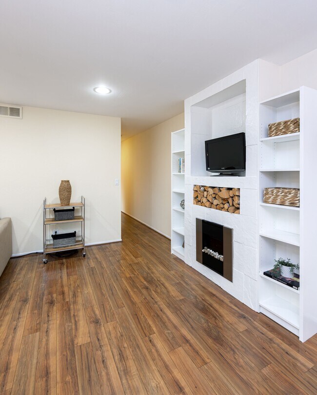 Building Photo - 4355 Diamond St