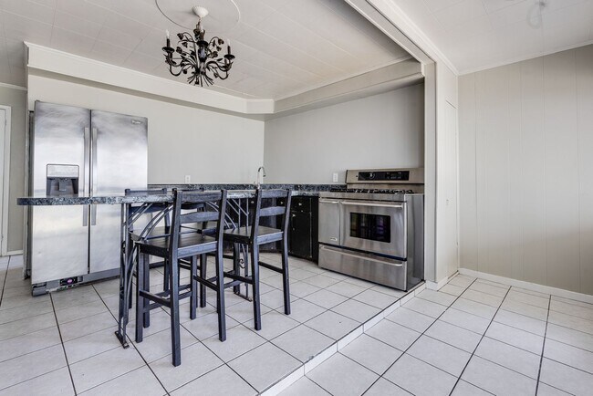 Building Photo - Available MAY 2026 - Beautiful, LARGE 4+ bedroom/2 bath GEM in South Side Slopes!