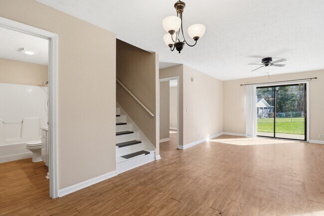 Building Photo - Ash St Ex