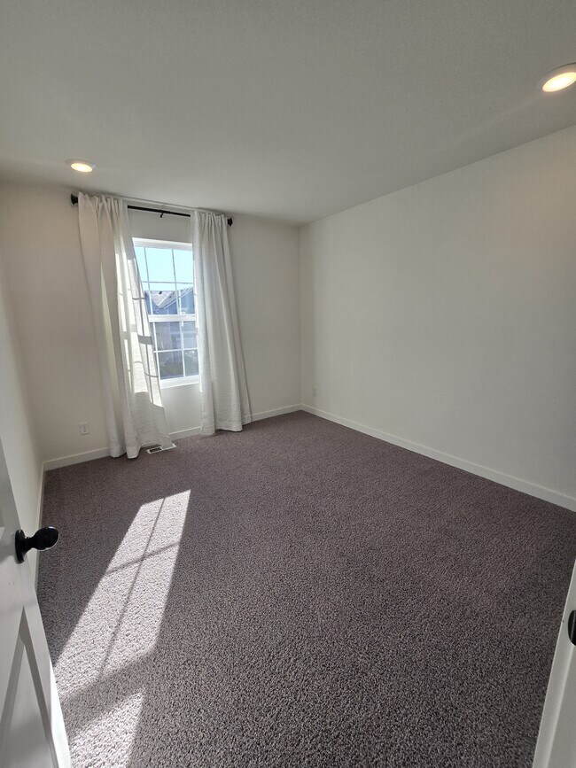 Building Photo - 903 Vine Maple Dr SE