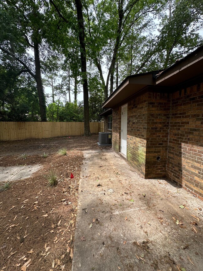 Building Photo - 1424 Whitfield Park Cir