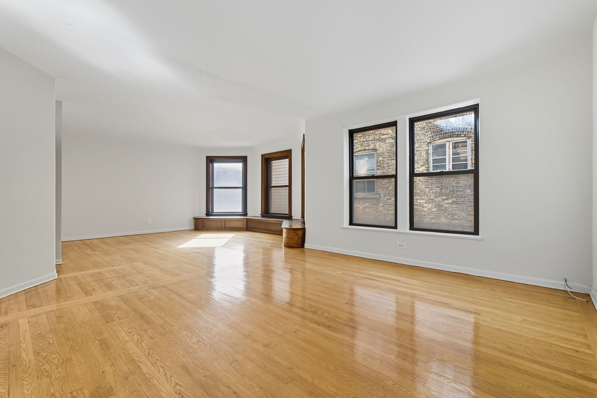 Building Photo - 3939 N Pine Grove Ave