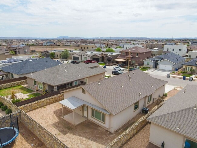 Building Photo - Beautiful East side House Located in Venta...
