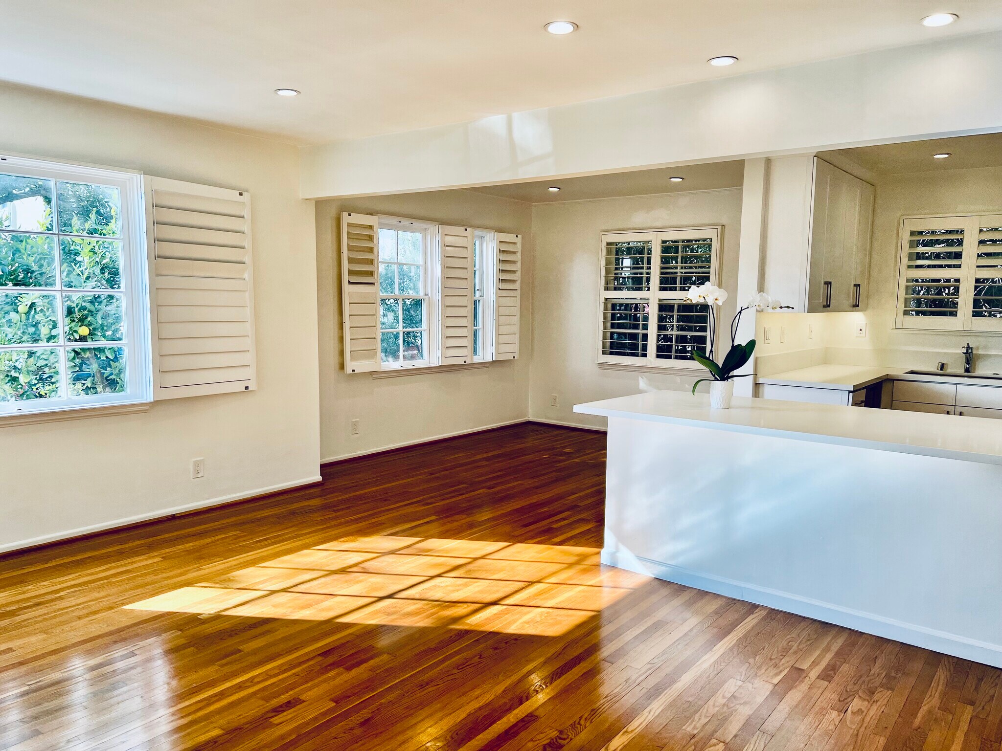 Building Photo - 1256 Devon Ave