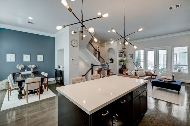 Building Photo - 2231 Chenevert St