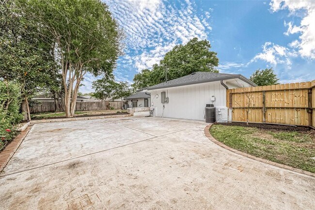 Building Photo - 6254 Locke Ln