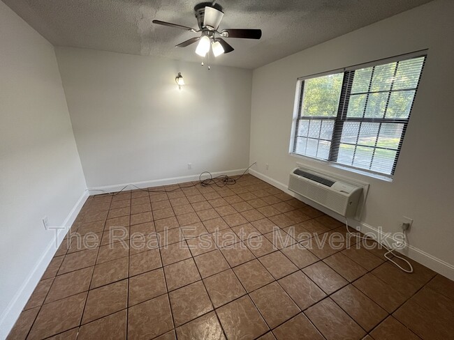 Building Photo - 925 Shallowford Rd