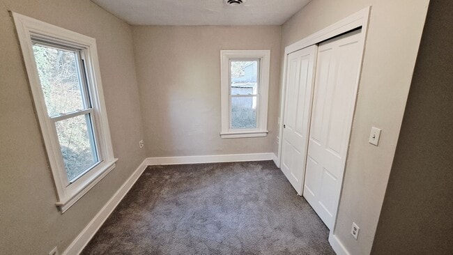 Building Photo - 3 Bed / 1 Bath Single Family Home