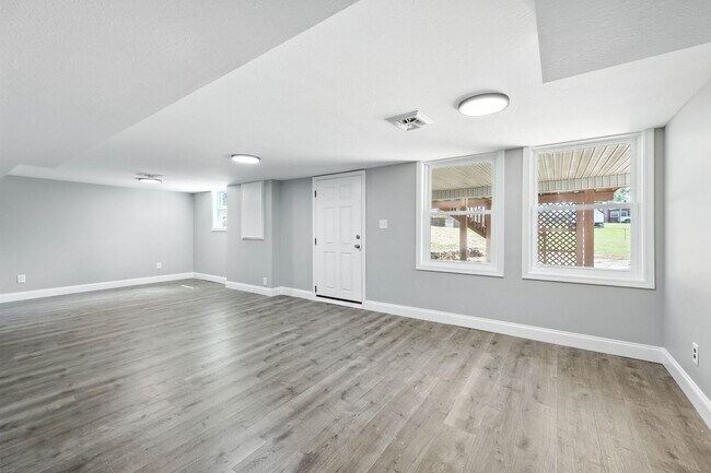 Building Photo - Spacious 3 bedroom home with finished base...