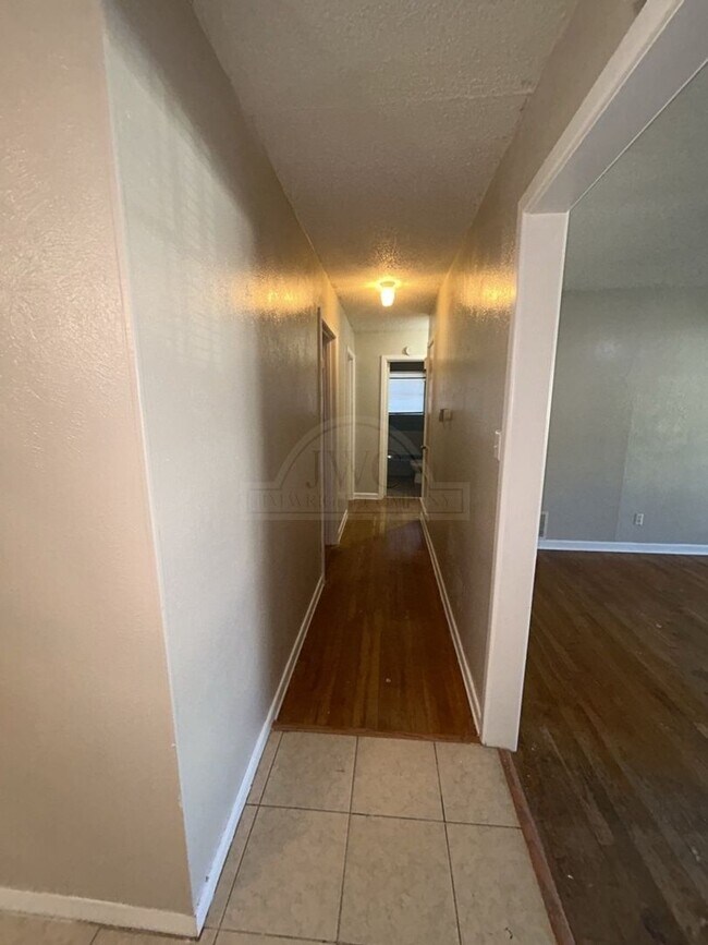 Building Photo - 1100 Pine Dr