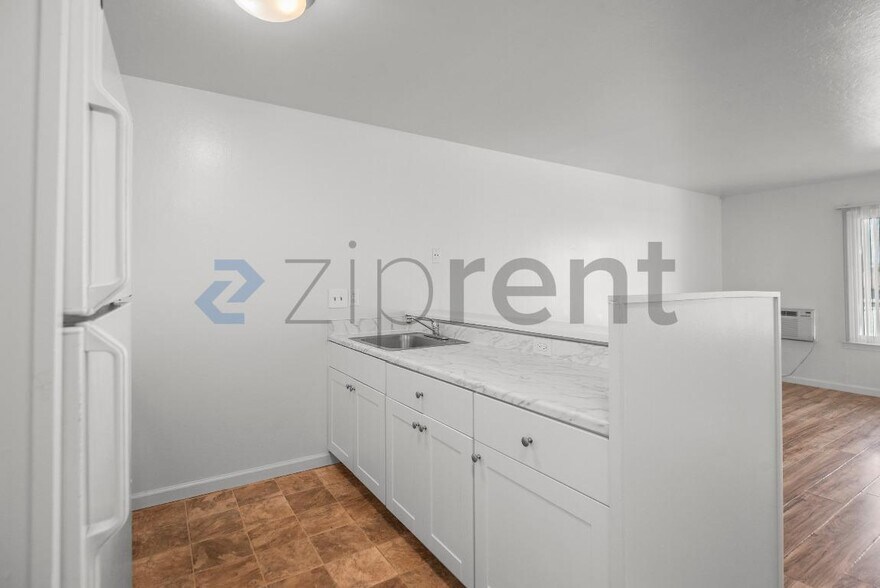Building Photo - Unit 202