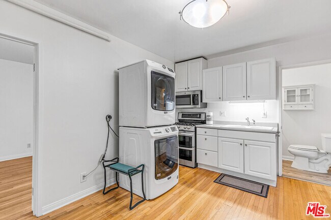 Building Photo - 1352 Ocean Park Blvd