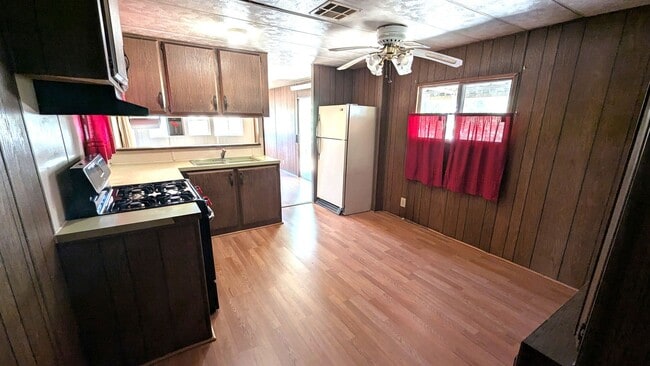 Building Photo - 2 Bedroom 1 Bath Mobile Home