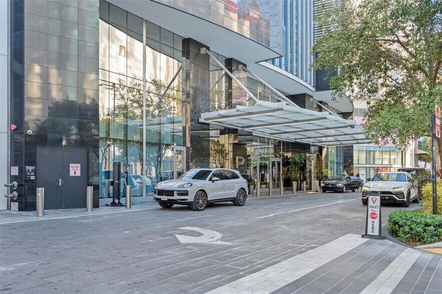 Building Photo - 851 NE 1st Ave