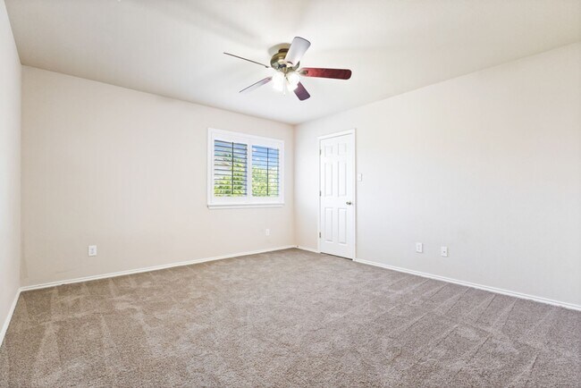 Building Photo - 4 Bedroom/2.5 Bath Wildhorse Subdivision